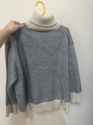 Jersey de cuello alto gris y blanco
