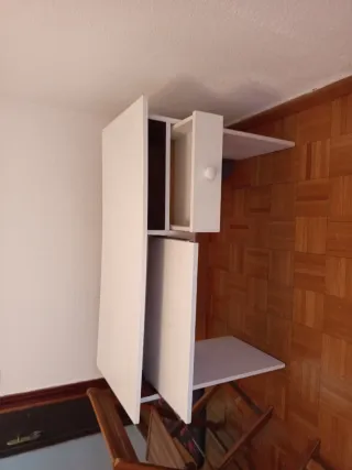 Mesa de ordenador blanca con cajón,