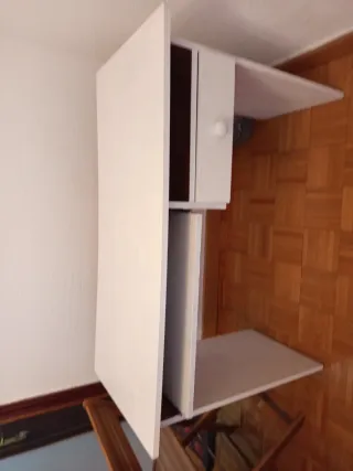 Mesa de ordenador blanca con cajón,