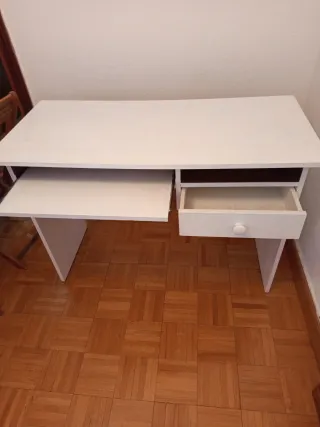 Mesa de ordenador blanca con cajón,
