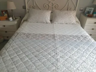 Edredón beige y blanco sin estrenar