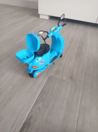 Moto azul para muñeca Barbie, no original.