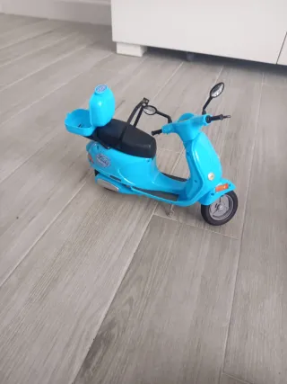 Moto azul para muñeca Barbie, no original.