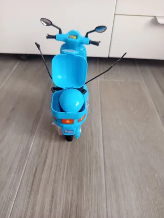 Moto azul para muñeca Barbie, no original.