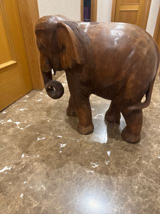 Elefante de madera tallada. alto 46cm largo 47cm.