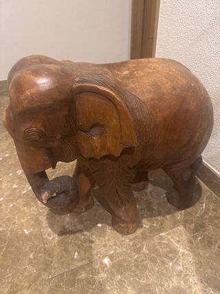 Elefante de madera tallada. alto 46cm largo 47cm.