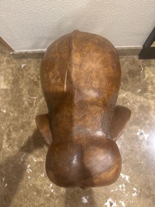 Elefante de madera tallada. alto 46cm largo 47cm.