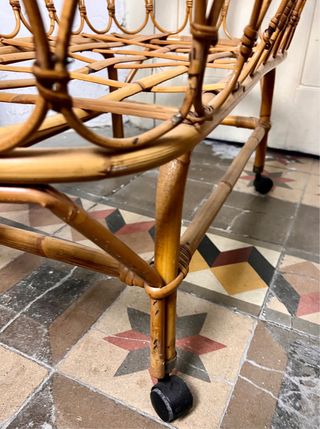 Cuna de mimbre vintage con ruedas