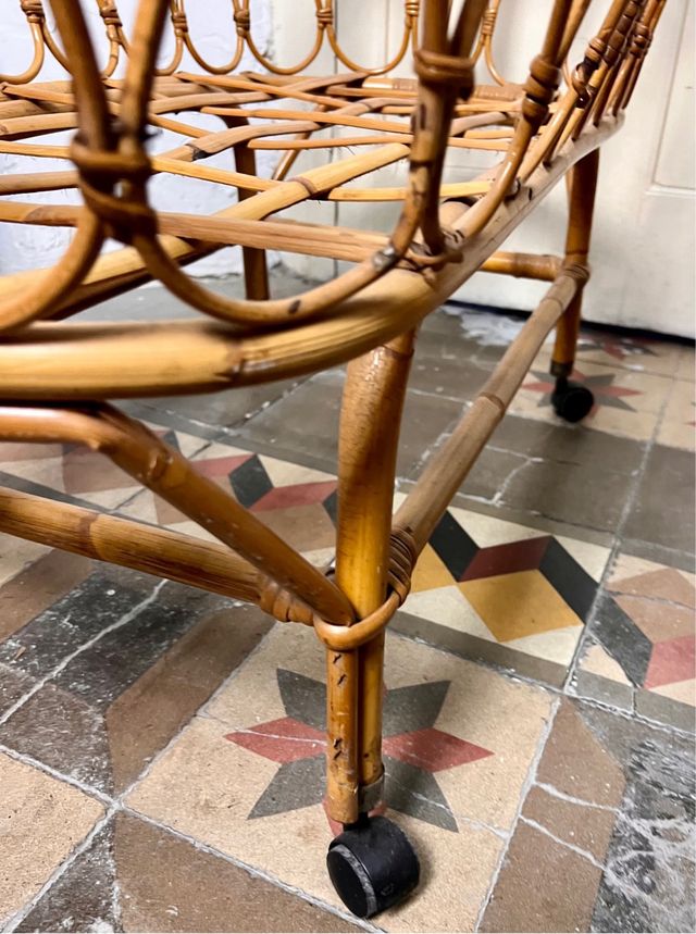 Cuna de mimbre vintage con ruedas