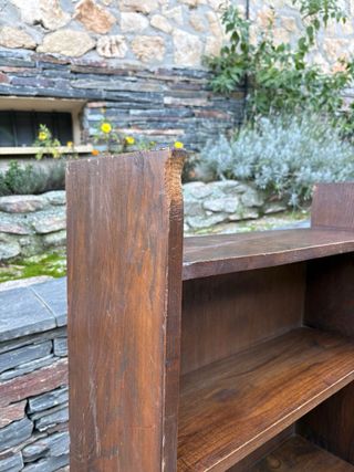 Estantería de madera marrón