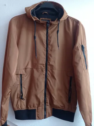 Cazadora Bershka entretiempo capucha