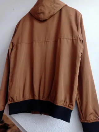 Cazadora Bershka entretiempo capucha