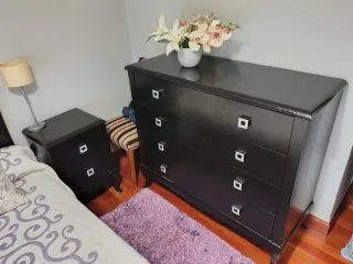 Juego de dormitorio: cabecero, mesillas y cómoda