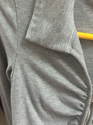 Camiseta gris con cremallera y fruncido