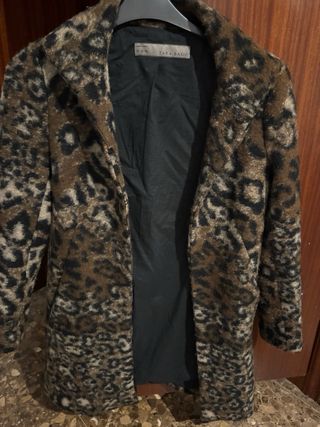 Abrigo Zara estampado leopardo