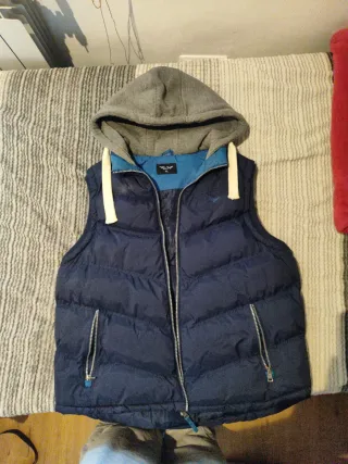 Chaleco acolchado con capucha azul y gris