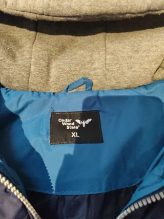 Chaleco acolchado con capucha azul y gris