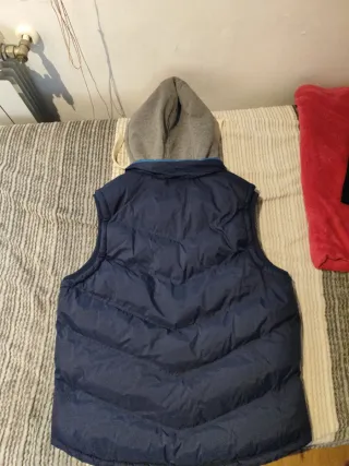 Chaleco acolchado con capucha azul y gris