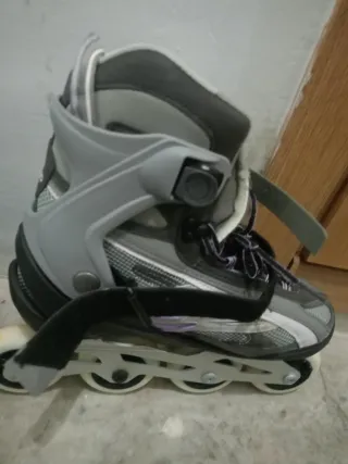 Patines en línea grises y negros