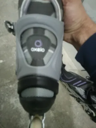 Patines en línea grises y negros