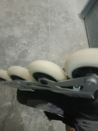 Patines en línea grises y negros