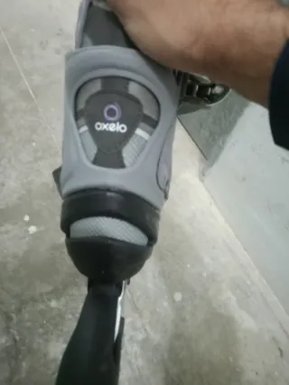 Patines en línea grises y negros