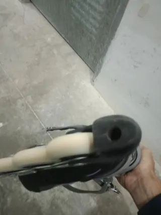 Patines en línea grises y negros