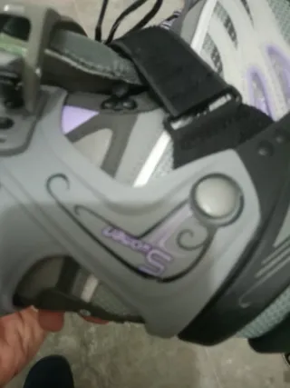 Patines en línea grises y negros