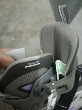 Patines en línea grises y negros