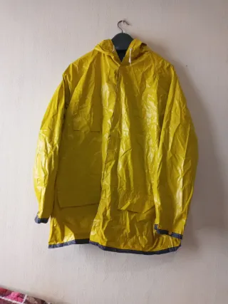 Chubasquero azul y amarillo nuevo