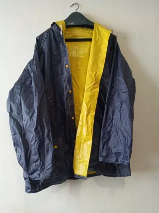 Chubasquero azul y amarillo nuevo