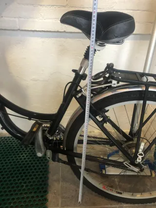 Bicicleta Conor con cesta, luz solar y candado.