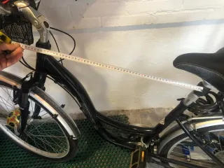 Bicicleta Conor con cesta, luz solar y candado.