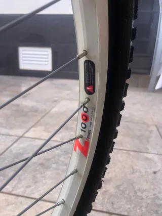 Bicicleta Conor con cesta, luz solar y candado.