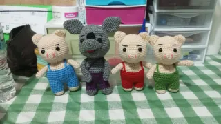 Muñecos de crochet variados