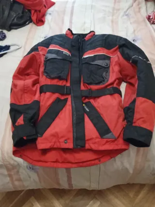 Chaqueta de motorista roja y negra