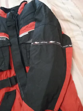 Chaqueta de motorista roja y negra