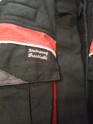 Chaqueta de motorista roja y negra