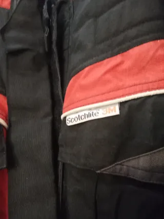 Chaqueta de motorista roja y negra