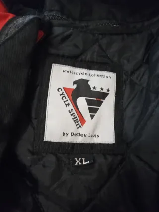 Chaqueta de motorista roja y negra