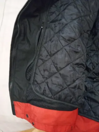 Chaqueta de motorista roja y negra