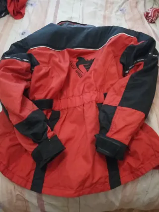 Chaqueta de motorista roja y negra