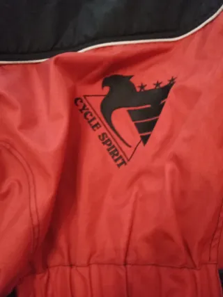Chaqueta de motorista roja y negra