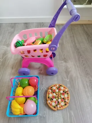 Carro de la compra de juguete con comida