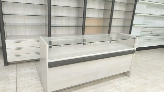 Estanterías metálicas con baldas de cristal