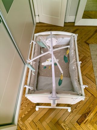 Minicuna madera blanca con juguete - colecho