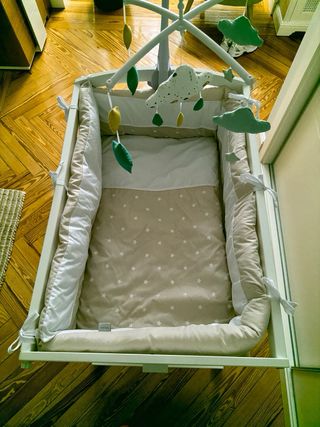 Minicuna madera blanca con juguete - colecho