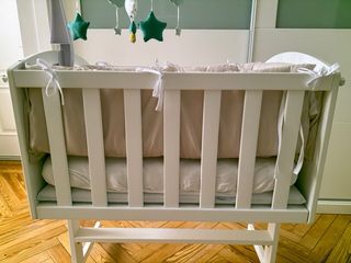 Minicuna madera blanca con juguete - colecho