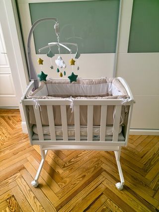 Minicuna madera blanca con juguete - colecho