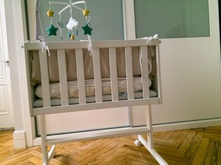 Minicuna madera blanca con juguete - colecho